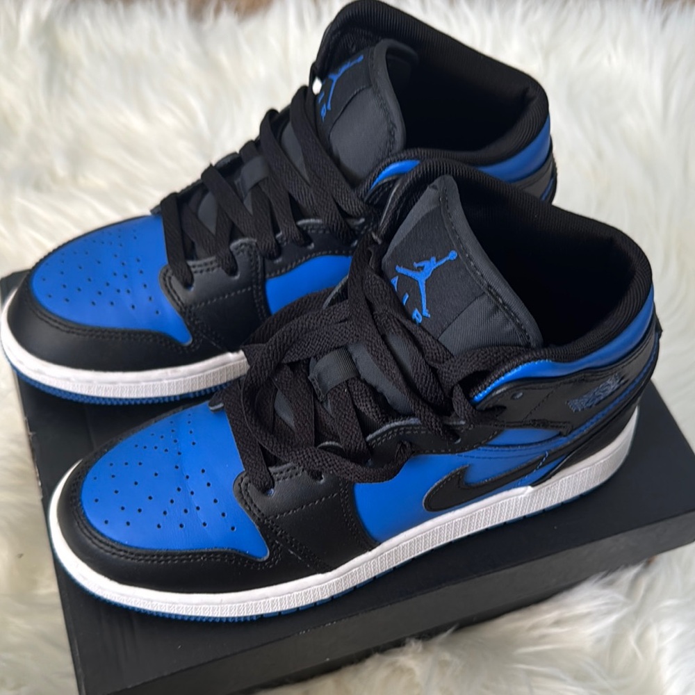 Air Jordan 1 MID (GS) - Picture 2 of 7
